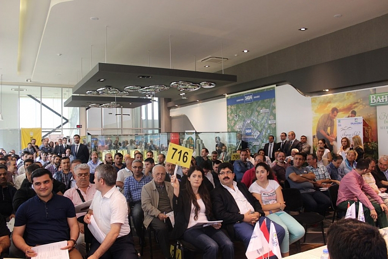 KAYAşEHİR ANACADDE DÜKKANLARINA BÜYÜK İLGİ